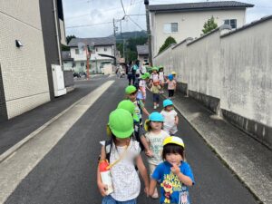 散歩に出かけました♪誠和幼稚園-幼保連携型こども園 - 粉砕技術業界No1プロフェッショナル