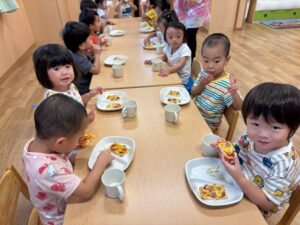 【未満児クラス】食育の様子誠和幼稚園-幼保連携型こども園 - 粉砕技術業界No1プロフェッショナル